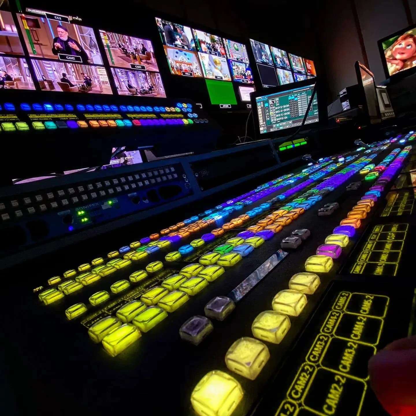 PROGRAMMI TELEVISIVI E PRODUZIONI DI TRASMISSIONI IN DIRETTA: QUANDO SI ACCENDE LA LUCE ROSSA, OGNI SECONDO CONTA. — Global Untold Story